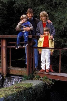 Torwart Ulrich Sude (Borussia Mönchengladbach) mit seiner Frau Silvia und seinen Kinder Sina und Uli Fußball 1. BL Herren Saison 1986 1987, Vorstellung, Präsentation, Pressetermin, Porträttermin, Gladbach Gruppe Aufnahmedatum geschätzt Mönchengladbach