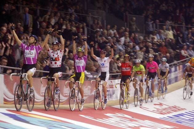 Rollentausch: Gerd Dörich (vorn, Deutschland) und die anderen Fahrer starten die Laola Radsport Herren 93. Berliner 6-Tage-Rennen 2004, Sechstagerennen, Sechstage, Sechs, Sixdays, six days, Vdig Gruppe Berlin