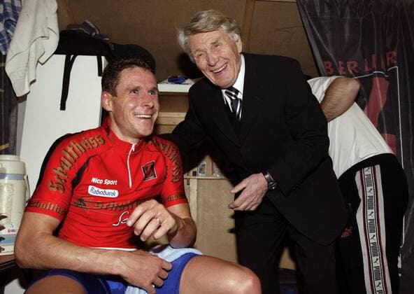 Robert Bartko (li., Deutschland) und der Sportliche Leiter Otto Ziege gut gelaunt Radsport Herren 93. Berliner 6-Tage-Rennen 2004, Sechstagerennen, Sechstage, Sechs, Sixdays, six days, Vdig Gruppe Berlin