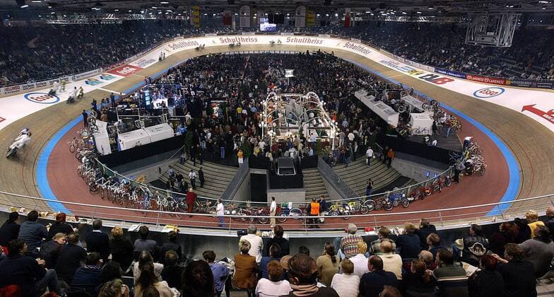 Das Berliner Velodrome während der Sixdays aus der Zuschauerperspektive Radsport Herren 93. Berliner 6-Tage-Rennen 2004, Sechstagerennen, Sechstage, Sechs, Sixdays, six days, Vdig Totale Bahn, Radbahn, Hallenradbahn, Oval Berlin Masse,