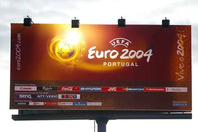 Das offizielle Logo der Europameisterschaft 2004 mit Abbildungen der Hauptsponsoren auf einer riesigen Anzeigetafel in Faro Fußball EM Herren Vorschau Europameisterschaft 2004 Einzelbild EURO Faro-Loule