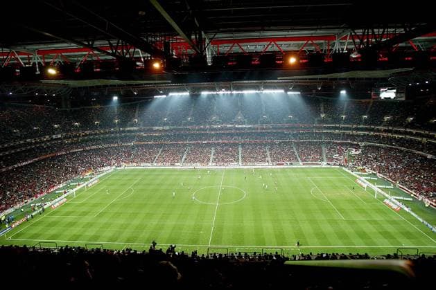 Stadtderby zwischen Benfica und Sporting Lissabon im ausverkauften Estadio da Luz - einem Austragungsort der kommenden Europameisterschaft 2004 Fußball EM Herren Vorschau 2004, Europameisterschaft, Superliga, 1. Portugiesische Liga, Euro Totale Estadio da Luz Lissabon