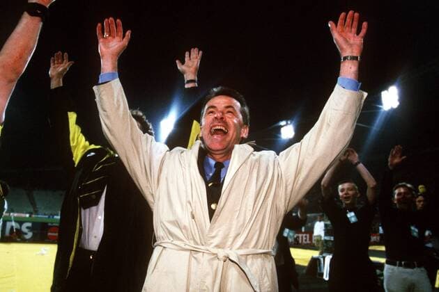 Trainer Ottmar Hitzfeld (Dortmund) jubelt nach dem grandiosen Sieg im Champions League Finale Fußball EC 1 Herren Champions League 1996 1997, Borussia Dortmund - Juventus Turin 3:1, Finale, Endspiel Gruppe München Glück Begeisterung, Freude,