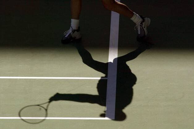 Schattenbild eines Tennisspielers Tennis Herren Australian Open 2004, Grand Slam, ATP-Tour, Hartplatz, Hardcourt, Hartplatztennis, Hartplatzturnier Einzelbild Melbourne