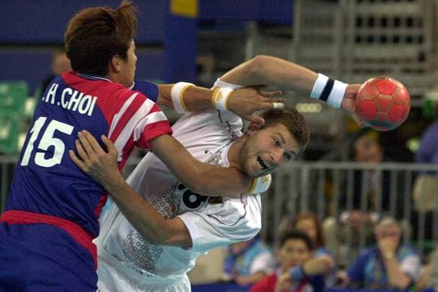 Daniel Stephan (Deutschland, re.) gegen Hyun-Ho Choi (Korea) Handball OS Sommer Herren Olympische Sommerspiele 2000, Olympia, Olympiade, Spiele, Länderspiel, Gruppenspiel, Gruppe A Gruppe Sydney Dynamik, Kampf,
