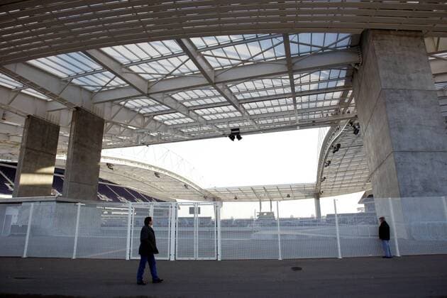 Fußball, Stadiongeschichte FC Porto Das neue Dragao-Stadions, Heimspielstätte des FC Porto und Austragungsort der Europameisterschaft 2004 in Portugal zieht auf Grund seiner imposanten Architektur immer wieder interessierte Besucher an Fußball EM Herren Vorschau Europameisterschaft 2004, Superliga, 1. Portugiesische Liga, Euro Totale Estadio do Dragao Porto
