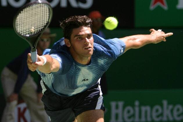 Mark Philippoussis (Australien) streckt sich zum Ball Tennis Herren Australian Open 2004, Grand Slam, ATP-Tour, Einzelbild Melbourne Dynamik,