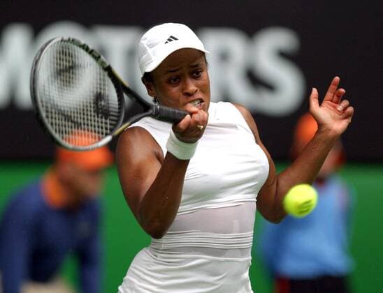Chanda Rubin (USA) - Vorhand Tennis Damen Australian Open 2004, Grand Slam, WTA-Tour, Hartplatz, Hardcourt, Hartplatztennis, Hartplatzturnier Einzelbild Melbourne Dynamik,