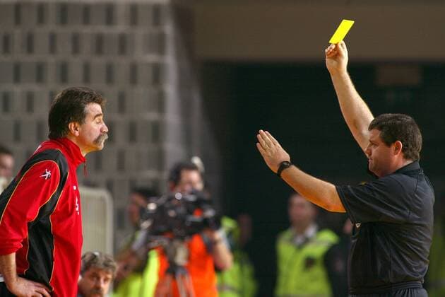 Schiedsrichter Jose Macau (Portugal) zeigt Bundestrainer Heiner Brand (Deutschland) die Gelbe Karte Handball EM Herren Europameisterschaft 2004, Nationalmannschaft, Nationalteam Gruppe Koper