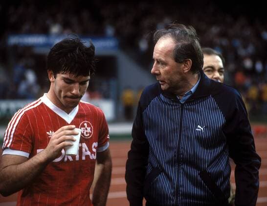 Herbert Hoos (li.) im Gespräch mit Trainer Dietrich Weise (beide Lautern) Fußball 1. BL Herren DEUTSCHSPRACHIGE SPORTZEITSCHRIFTEN UND -ZEITUNGEN NUR NACH RÜCKSPRACHE, Saison 1983 1984 Gruppe Hamburg - 1. FC Kaiserslautern 3:2 Hamburg Langeweile,