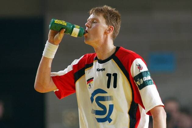 Volker Zerbe (Deutschland) gönnt sich eine Erfrischung Handball EM Herren Europameisterschaft 2004, Nationalmannschaft, Nationalteam, Nationaltrikot Einzelbild Koper