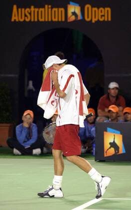 Lleyton Hewitt (Australien) versteckt sich bei den Australian Open Tennis Herren Australian Open 2004, Grand Slam, ATP-Tour, Hartplatz, Hardcourt, Hartplatztennis, Vdig Einzelbild Melbourne
