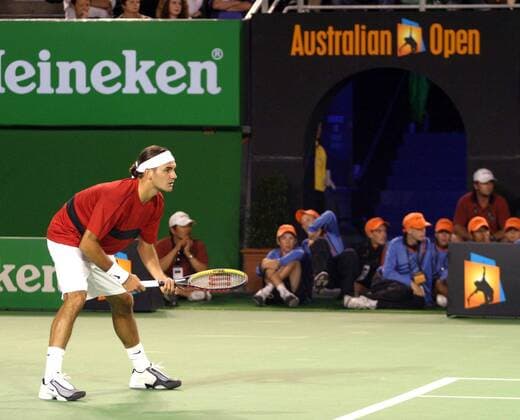 Roger Federer (Schweiz) in Erwartung des gegnerischen Aufschlages hinter der Grundlinie Tennis Herren Australian Open 2004, Grand Slam, ATP-Tour, Hartplatz, Hardcourt, Hartplatztennis, Vdig Einzelbild Melbourne Konzentration, Spannung,