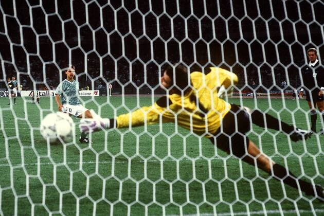 Olaf Thon (hinten, Deutschland) verwandelt seinen Elfmeter gegen Torwart Peter Shilton (England) Fußball WM Herren Weltmeisterschaft 1990, Länderspiel, Halbfinale, Nationalmannschaft, Nationalteam, Vneg Gruppe Turin Dynamik, Abwehr,