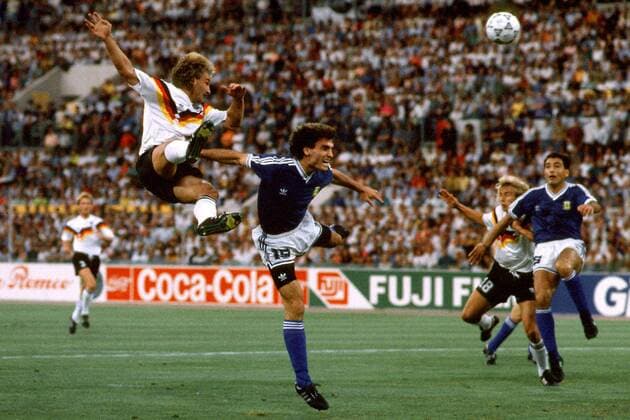 Rudi Völler (li., Deutschland) gegen Oscar Ruggeri (Argentinien), Völler liegt nach diesem Zweikampf waagerecht in der Luft Fußball WM Herren Weltmeisterschaft 1990, Länderspiel, Finale, Endspiel, Nationalmannschaft, Nationalteam, Vneg Gruppe Rom Dynamik, Höhe,