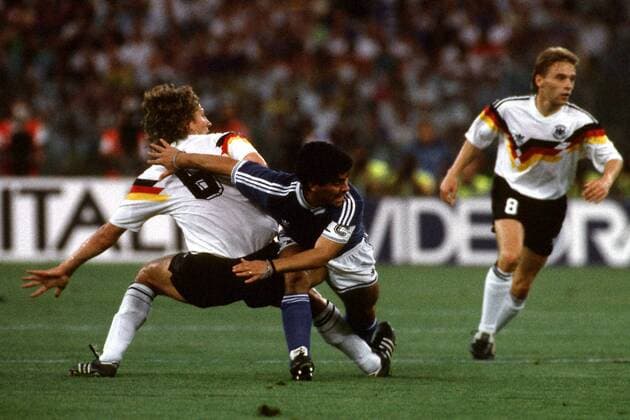 Guido Buchwald (li., Deutschland) gegen Diego Armando Maradona (Argentinien) Fußball WM Herren Weltmeisterschaft 1990, Länderspiel, Finale, Endspiel, Nationalmannschaft, Nationalteam, Vneg Gruppe Rom Dynamik, Kampf,