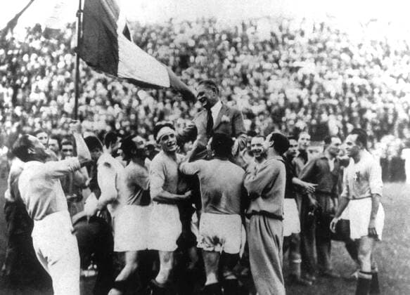 Nationaltrainer Vittorio Pozzo (Italien) wird von seinen Spielern auf Schultern getragen Fußball WM Herren Weltmeisterschaft 1934, Länderspiel, Finale, Endspiel, Nationalmannschaft, Nationalteam, Totale Rom Glück, Begeisterung, Freude,