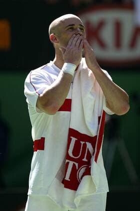 Andre Agassi (USA) bedankt sich mit Küsschen bei den Anhängern Tennis Herren Australian Open 2004, Grand Slam, ATP-Tour, Einzelbild Melbourne Glück, Freude,