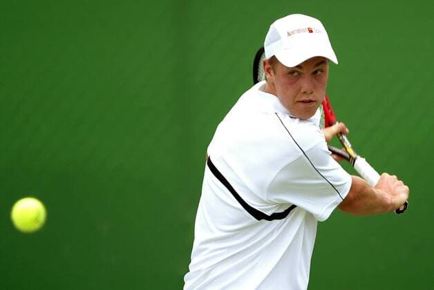 Julian Reister (Deutschland) fixiert den Ball Tennis Herren Australian Open 2004, Grand Slam, ATP-Tour, Junioren, Jugend, Nachwuchs Einzelbild Melbourne