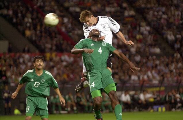 Miroslav Klose (Deutschland) erzielt das 1:0 per Kopfball gegen Abdullah Sulaiman Zubromawi, dahinter Hussain Sulimani (beide Saudi-Arabien) Fußball WM Herren Weltmeisterschaft 2002, Länderspiel, Gruppenspiel, Gruppe E, Nationalmannschaft, Nationalteam Gruppe Sapporo Dynamik, Überlegenheit