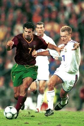 Luis Figo (li., Portugal) gegen Didier Deschamps (Frankreich) Fußball EM Herren Europameisterschaft 2000, Länderspiel, Nationalmannschaft, Nationalteam, Nationaltrikot, Halbfinale, Gruppe Brüssel Dynamik,