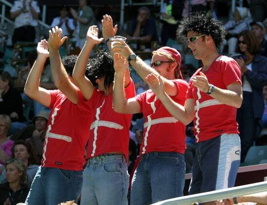 Schweizer Fans feiern zufrieden auf der Tribüne Tennis Damen Australian Open 2004, Grand Slam, WTA-Tour Gruppe Melbourne Freude,