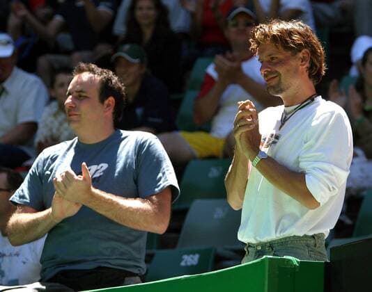 Rainer Hofmann (re.), Ehemann von Patty Schnyder (Schweiz), freut sich zusammen mit Bodyguard Daniel Strahm über den Erfolg Tennis Damen Australian Open 2004, Grand Slam, WTA-Tour Gruppe Melbourne Freude,