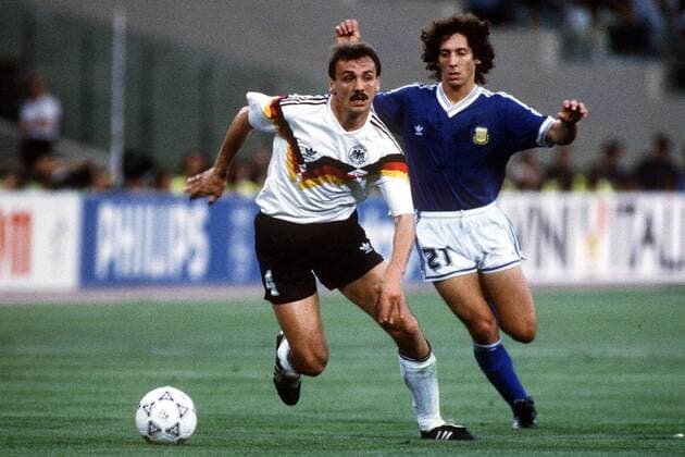 Jürgen Kohler (li., Deutschland) gegen Pedro Troglio (Argentinien) Fußball WM Herren Weltmeisterschaft 1990, Länderspiel, Finale, Endspiel, Nationalmannschaft, Nationalteam, Vneg Gruppe Rom Dynamik,