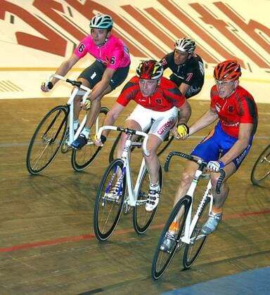 Robert Bartko (re.) übergibt an Guido Fulst (beide Deutschland) Radsport Herren 93. Berliner 6 Tage Rennen 2004, Sechstagerennen, Sechstage, Sechs, Sixdays, six days, Vdig Gruppe Berlin