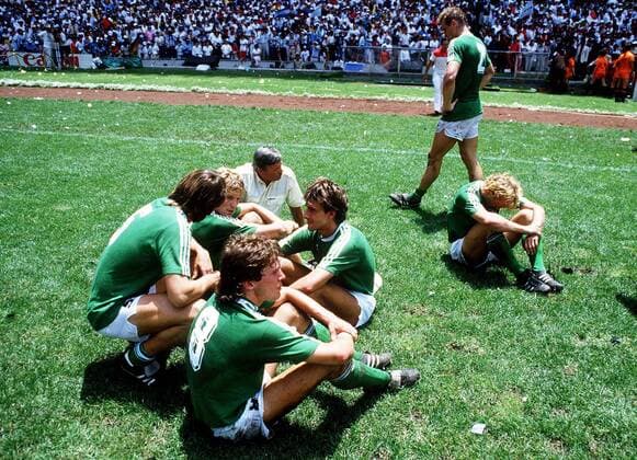 Finalniederlage - von vorn: Lothar Matthäus, Matthias Herget, Pierre Littbarski, Karl-Heinz Förster, Mannschaftsarzt Prof. Dr. Heinrich Heß, Andreas Brehme, Hans-Peter Briegel Fußball WM Herren Weltmeisterschaft 1986, Länderspiel, Finale, Endspiel, Nationalmannschaft, Nationalteam, Vneg Gruppe Mexico-City, Mexiko-Stadt Enttäuschung, Verzweiflung,