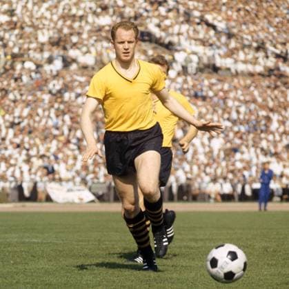 Wolfgang Paul (BVB) am Ball Fußball Herren Endspiel um die Deutsche Meisterschaft 1962 1963, Borussia Dortmund, Finale, Einzelbild Stuttgart Dynamik,