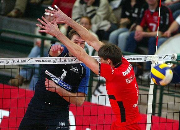 Marco Liefke (SCC Berlin, li.) schmettert den Ball am Block von Stanislaw Dineikin (Sisley Treviso) vorbei Volleyball EC 1 Herren Champions League 2003 2004, SC Charlottenburg Berlin - Sisley Treviso 2:3 Gruppe Berlin Dynamik, Kampf,