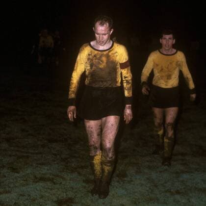 Wolfgang Paul (BVB) liefert mit seinem Trikot einen eindrucksvollen Arbeitsnachweis, hinten Emmerich Fußball 1. BL Herren DEUTSCHSPRACHIGE SPORTZEITSCHRIFTEN UND -ZEITUNGEN NUR NACH RÜCKSPRACHE, Saison 1965 1966 Einzelbild Dortmund Kampf