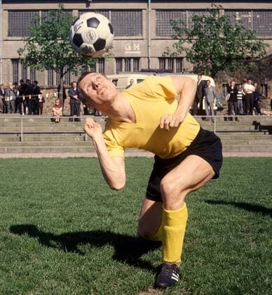 Sigfried Held (BVB) jongliert den Ball auf dem Kopf Fußball 1. BL Herren DEUTSCHSPRACHIGE SPORTZEITSCHRIFTEN UND -ZEITUNGEN NUR NACH RÜCKSPRACHE, Saison 1966 1967 Einzelbild Dortmund