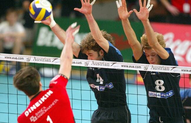 Robert Kromm (re.) und Aleksandar Spirovski (Mitte, beide SCC Berlin) mit einem Doppelblock gegen den Schmetterschlag von Dineikin (Sisley Treviso) Volleyball EC 1 Herren Champions League 2003 2004, SC Charlottenburg Berlin - Sisley Treviso 2:3 Gruppe Berlin Dynamik, Abwehr,