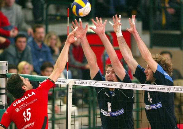 Aleksandar Spirovski (re.) und Marco Liefke (beide SCC Berlin) mit einem Doppelblock gegen Alberto Cisolla (Sisley Treviso) Volleyball EC 1 Herren Champions League 2003 2004, SC Charlottenburg Berlin - Sisley Treviso 2:3 Gruppe Berlin Dynamik, Abwehr,