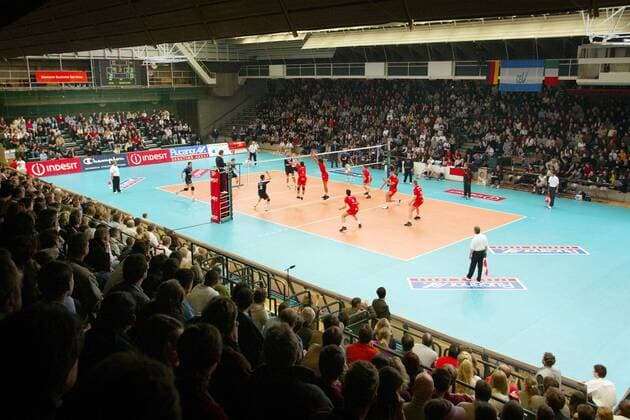 Die Sporthalle Charlottenburg ist beim Champions League Spiel zwischen dem SCC Berlin und Sisley Treviso ausverkauft Volleyball EC 1 Herren Champions League 2003 2004, SC Charlottenburg Berlin - Sisley Treviso 2:3 Totale Sporthalle Charlottenburg Berlin