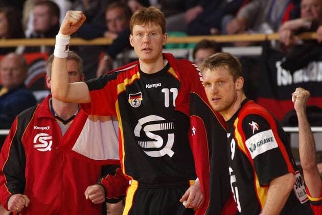 Volker Zerbe (li.) jubelt neben Klaus-Dieter Petersen (beide Deutschland) Handball EM Herren Europameisterschaft 2004, Länderspiel, Nationalmannschaft, Nationalteam, Nationaltrikot, Vdig Gruppe Ljubljana