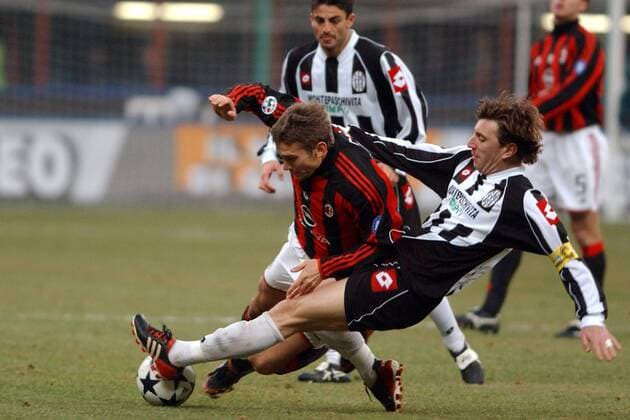 Andrej Schewtschenko (Milan, li.) gegen Michele Mignani (Siena) Fußball Herren Serie A 2003 2004, 1. Italienische Liga, AC Mailand - AC Siena 2:1 Gruppe Mailand Dynamik, Kampf,