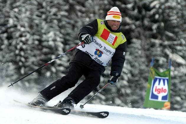 Toni Sailer (Österreich) rast anlässlich der Kitz Charity Trophy die Streif in Kitzbühel hinunter Alpiner Skilauf Herren Kitz Charity Trophy 2004, Prominentenrennen, Benefiz, Ski Alpin, Skisport Einzelbild Streif Hahnenkamm Kitzbühel Dynamik,