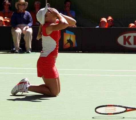 Justine Henin-Hardenne (Belgien) sinkt überglücklich zu Boden Tennis Damen Australian Open 2004, Grand Slam, WTA-Tour, Hartplatz, Hardcourt, Hartplatztennis, Hartplatzturnier Einzelbild Melbourne Glück Freude, Begeisterung,