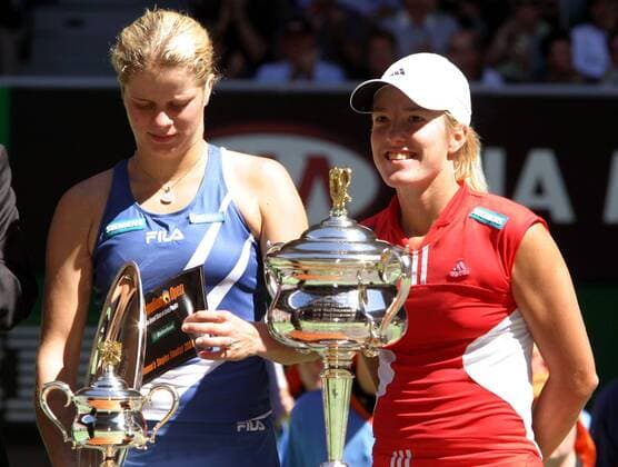 Kim Clijsters (li.) und Justine Henin-Hardenne (beide Belgien) - Siegerehrung Tennis Damen Australian Open 2004, Grand Slam, WTA-Tour Gruppe Melbourne