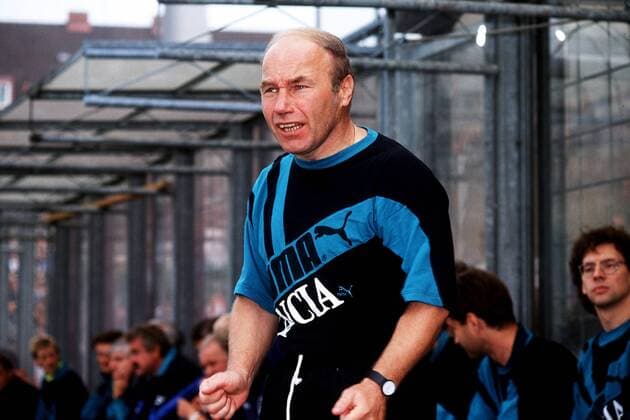 Trainer Karsten Wettberg (1860) angespannt Fußball 2. BL Herren Saison 1991 1992, Süd, TSV 1860 München Einzelbild Carsten München Spannung,