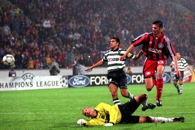 Thomas Brdaric (re., Leverkusen) erzielt das 2:1 gegen Torwart Peter Schmeichel (Sporting Lissabon) Fußball EC 1 Herren Champions League 2000 2001, Bayer 04 Leverkusen - Sporting Lissabon 3:2, Vdig Gruppe Leverkusen Dynamik,