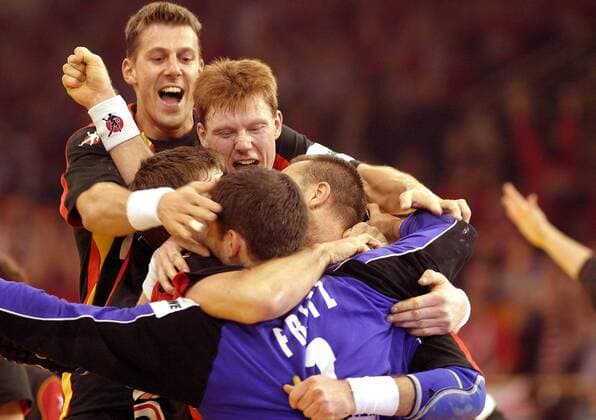 Siegesjubel der Deutschen Nationalmannschaft mit Steffen Weber (hinten) und Volker Zerbe (Mitte) Handball EM Herren Europameisterschaft 2004, Länderspiel, Nationalmannschaft, Nationalteam, Nationaltrikot, Vdig Gruppe Ljubljana Begeisterung, Freude,