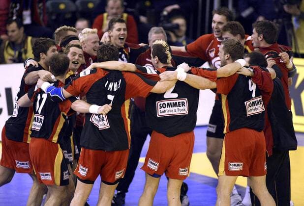 Siegesjubel Deutschland Handball EM Herren Europameisterschaft 2004, Länderspiel, Nationalmannschaft, Nationalteam, Nationaltrikot, Vdig Totale Ljubljana Begeisterung, Freude,