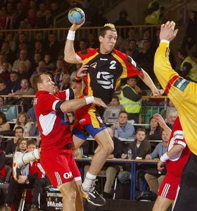 Pascal Hens (re., Deutschland) - Sprungwurf gegen Lars Jörgensen (Dänemark) Handball EM Herren Europameisterschaft 2004, Nationalmannschaft, Nationalteam, Nationaltrikot, Länderspiel, Vdig Gruppe Ljubljana Dynamik,