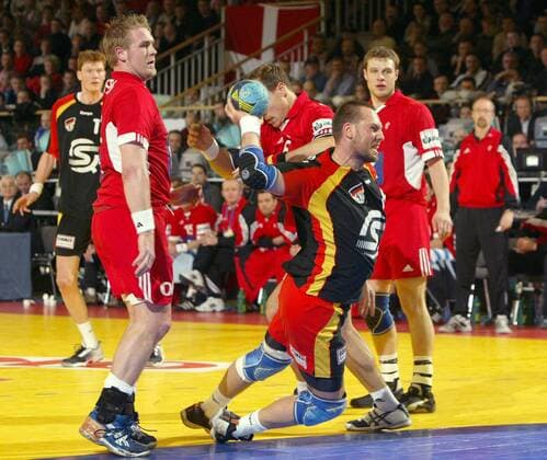 Christian Schwarzer (Mitte, Deutschland) - Torwurf gegen Joachim Boldsen (li.) und Jörgensen (verdeckt, beide Dänemark) Handball EM Herren Europameisterschaft 2004, Nationalmannschaft, Nationalteam, Nationaltrikot, Länderspiel, Vdig Gruppe Ljubljana Dynamik,