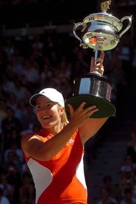 Siegerin Justine Henin-Hardenne (Belgien) präsentiert stolz ihre Trophäe Tennis Damen Australian Open 2004, Grand Slam, WTA-Tour, Hartplatz, Hardcourt, Hartplatztennis, Hartplatzturnier Einzelbild Melbourne Freude, Begeisterung,