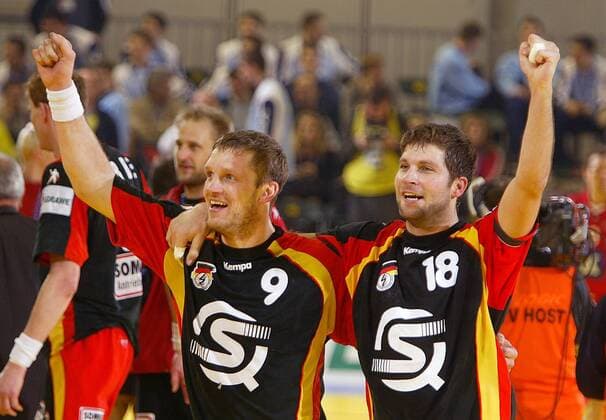 Klaus Dieter Petersen (li.) und Daniel Stephan (beide Deutschland) feiern den Finaleinzug Handball EM Herren Europameisterschaft 2004, Nationalmannschaft, Nationalteam, Nationaltrikot, Länderspiel, Vdig Gruppe Ljubljana Freude,